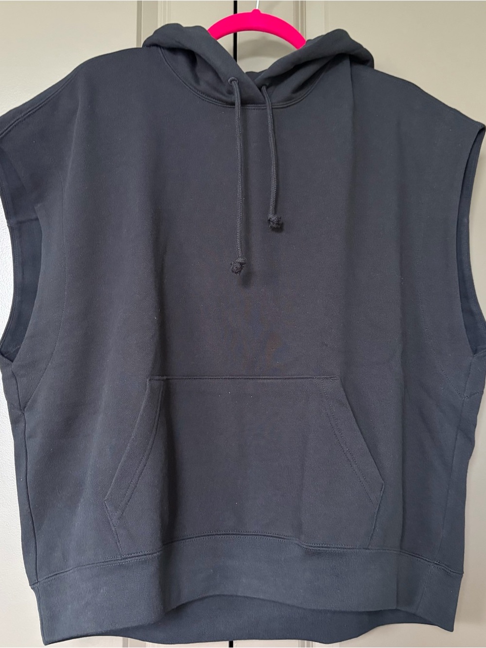 Uniqlo Sweat Sleeveless Black Hoodie with Kangaroo Pocket - Picture 2 of 4